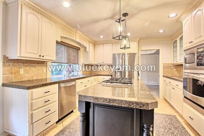 Building Photo - 5 Bed, 2.5 Baths Luxury Home in Murrayhill Near Cooper Mtn Parks