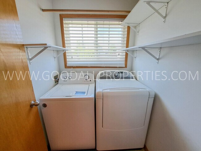 Building Photo - 3 Bedroom 3.5 Bath Urbandale Home Waukee S...