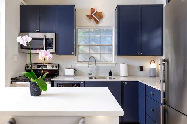 Building Photo - 1702 Drake Ave