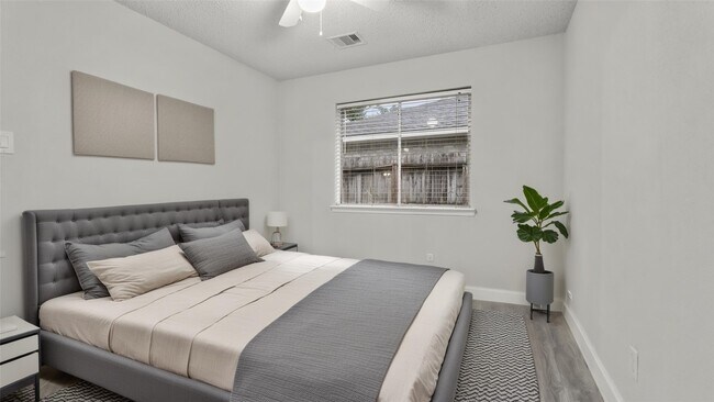 Building Photo - 10622 Highland Woods Dr