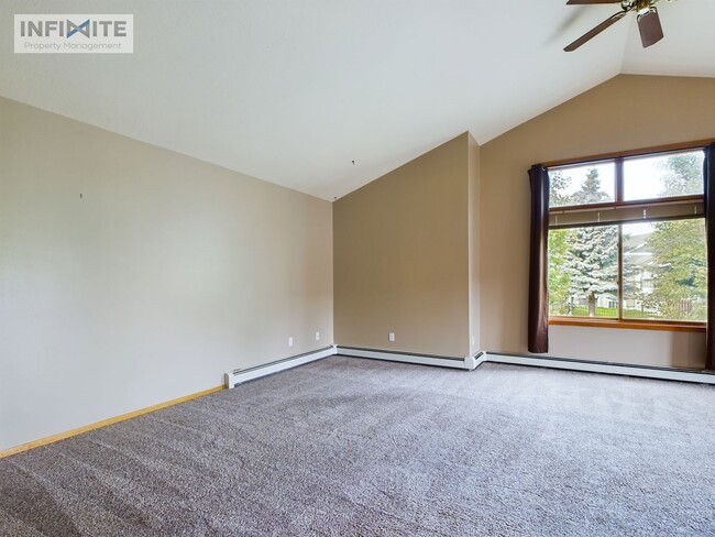 Building Photo - Spacious 2 bedroom, 1 bath Apartment in Bo...