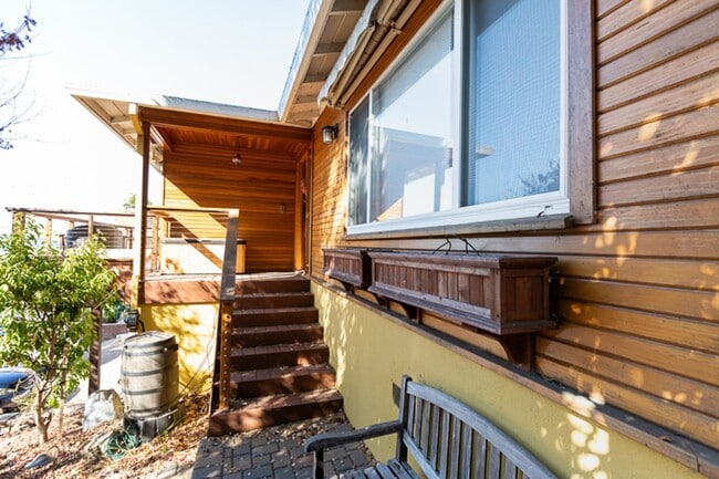 Building Photo - Beautiful Four bedroom, Two bathroom house...