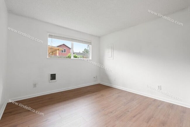 Building Photo - Updated 2BR w/ Utilities & Parking Include...