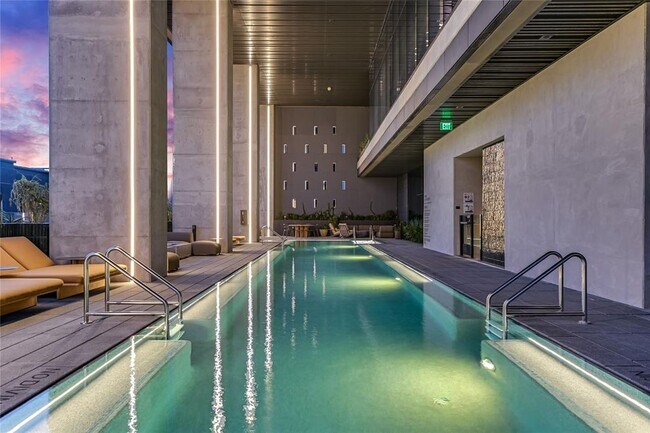 Building Photo - 610 Davis St