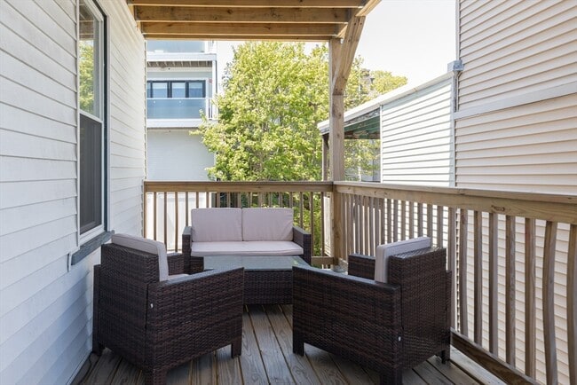 Building Photo - 420 E 6th St