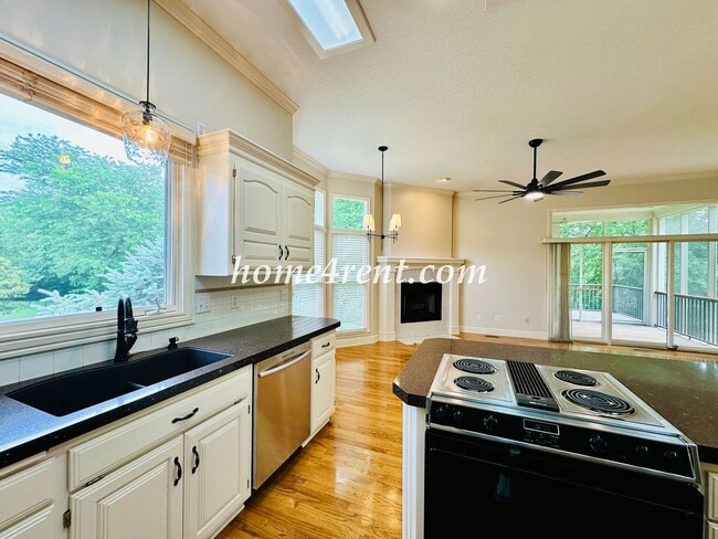 Building Photo - Exceptional 1.5 Story Home in the Prestigious Loch Lloyd Community!
