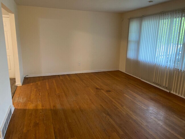 Building Photo - 3 bedroom single family home with huge bon...