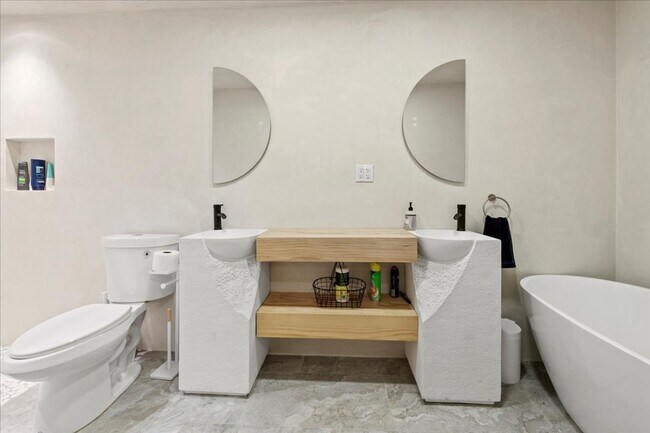 Building Photo - 1324 E 9th St