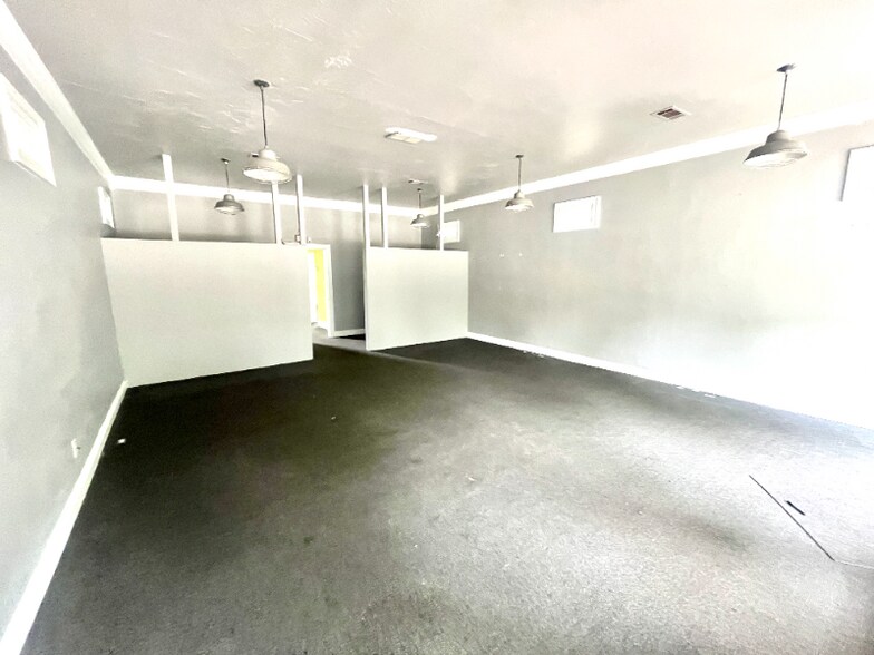 Building Photo - 400 N Van Buren St