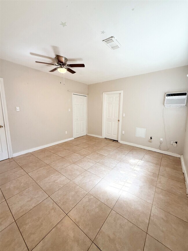 Building Photo - 6109 Saxon Dr