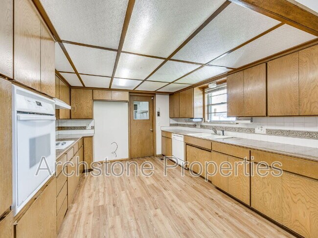 Building Photo - 3121 Lakeside Dr