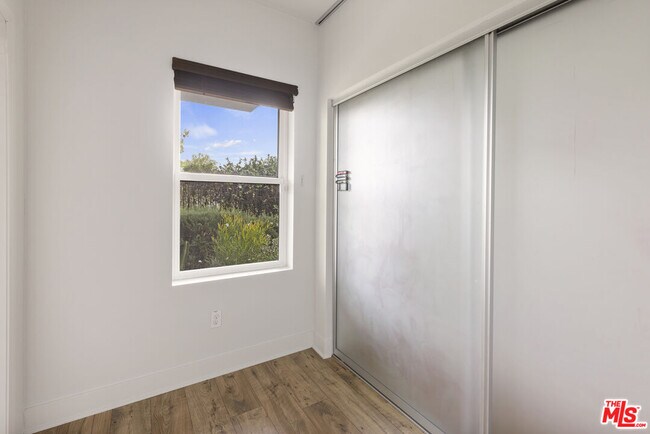 Building Photo - 2753 Waverly Dr