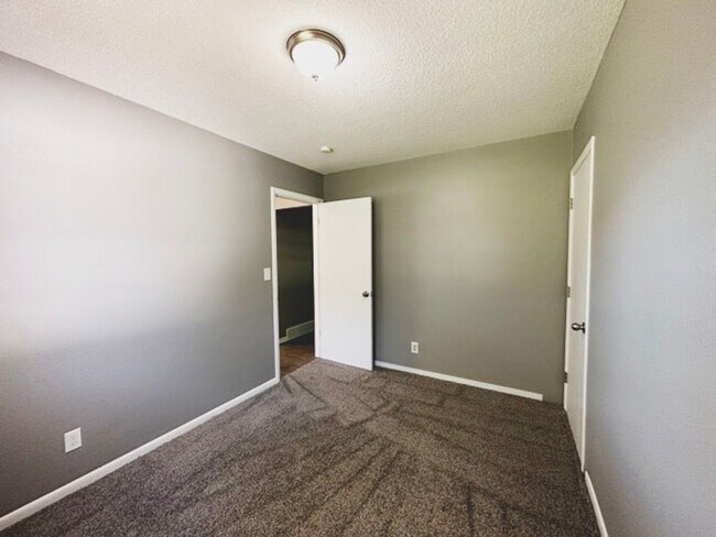 Building Photo - ESTABLISHED NEIGHBORHOOD!!  4 Bedroom, 2 Bath Home in Ankeny