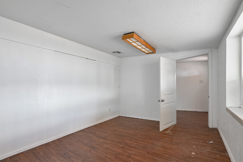 Building Photo - 3233 N El Tovar Ave
