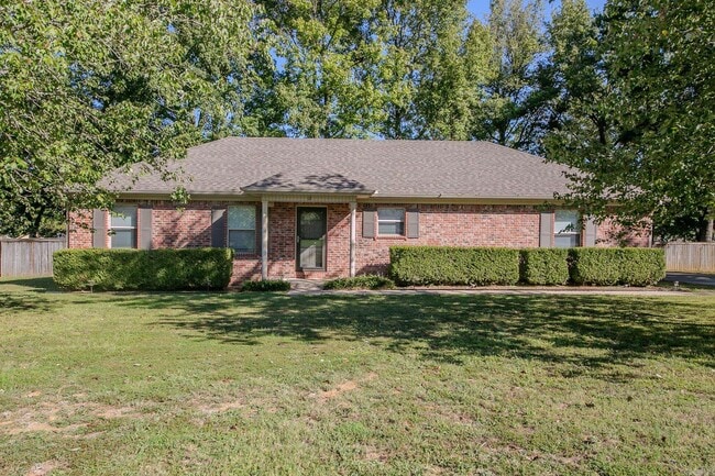 Building Photo - 12 Forest Dr