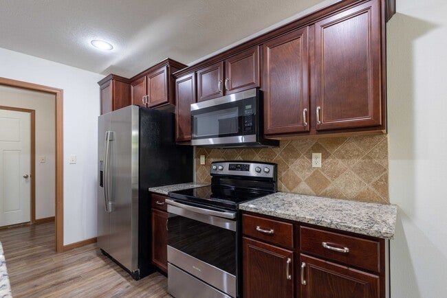 Building Photo - 3 BED, 2 BATH, 2 CAR GARAGE DUPLEX - Avail...