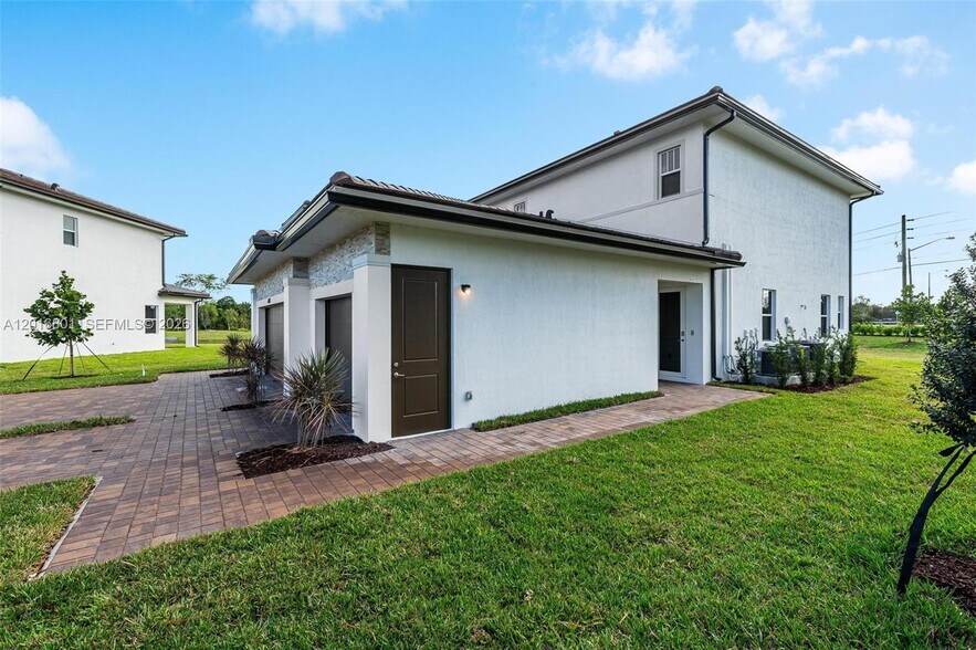 Building Photo - 4480 SW 122nd Ter