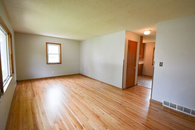 Building Photo - Charming 2-Bedroom Home with Natural Light...