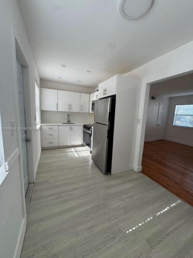 Building Photo - 15 Sidonia Ave