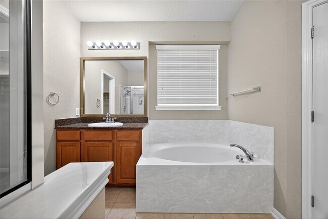 Building Photo - 15512 Interlachen Dr