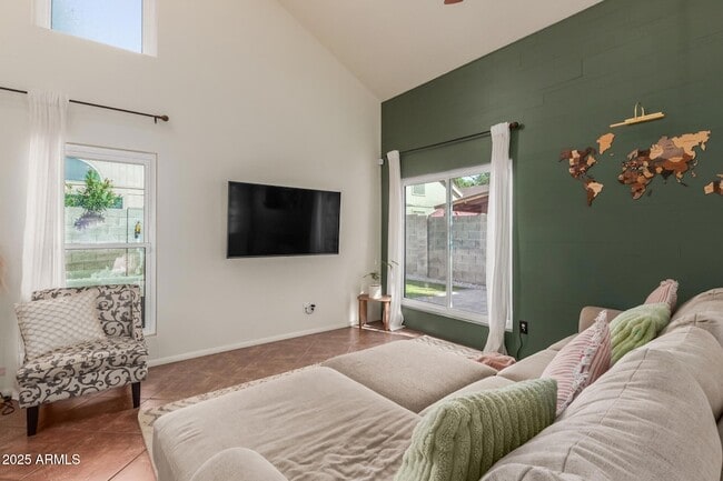 Building Photo - 518 E Kerry Ln