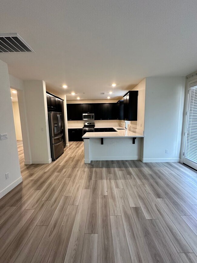Building Photo - 4 Bedroom Beautiful Home