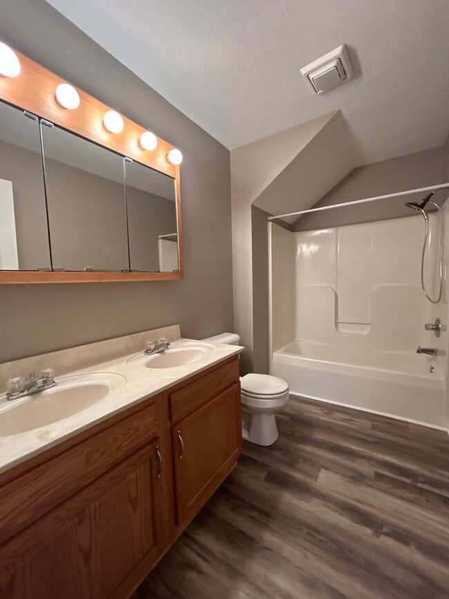 Building Photo - 2 Bedroom 2 Bath Condo Available Now!