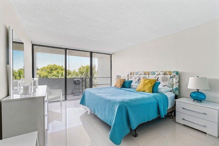 Building Photo - 1830 Embassy Dr