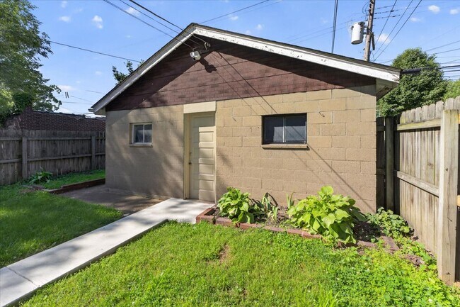 Building Photo - 736 Dover Pl
