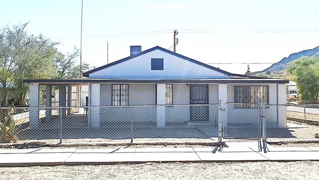 Building Photo - 741 W Palo Verde Ave