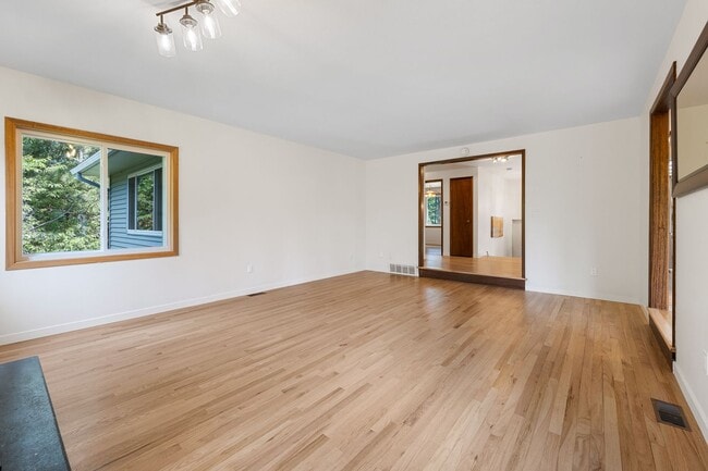 Building Photo - Beautiful 5-Bedroom close to Greenbluff. Mead/Mt Spokane District