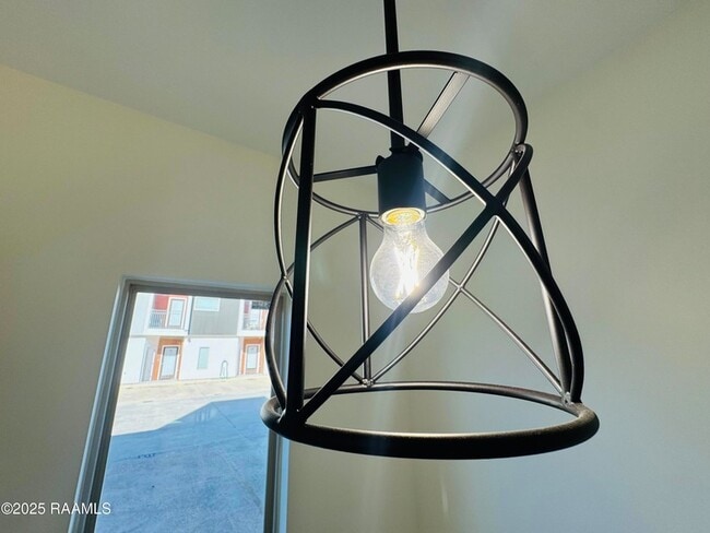 Building Photo - 113 Bayou St