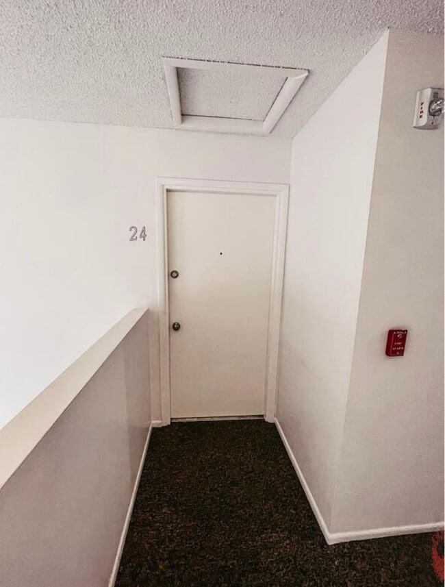 Building Photo - Pet Friendly 2 Bedroom/ 1 bath Westside Location With Balcony!