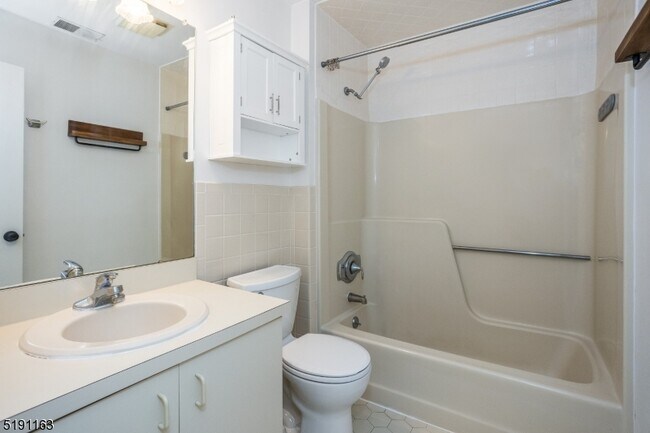 Building Photo - 41 Mt Kemble Ave