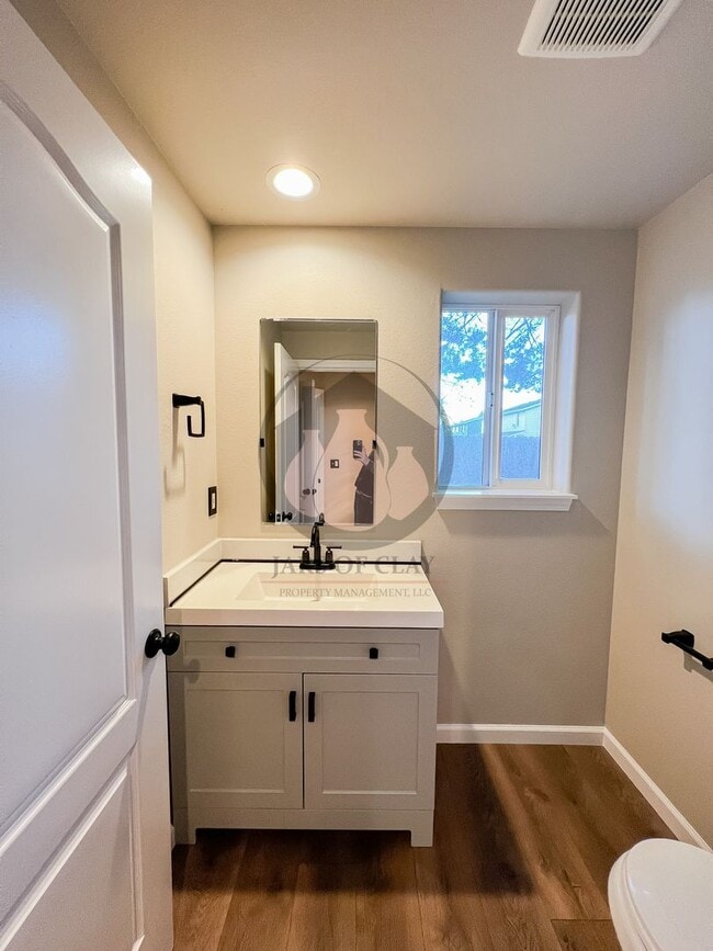 Building Photo - Charming Keizer Home-Coming First week of February