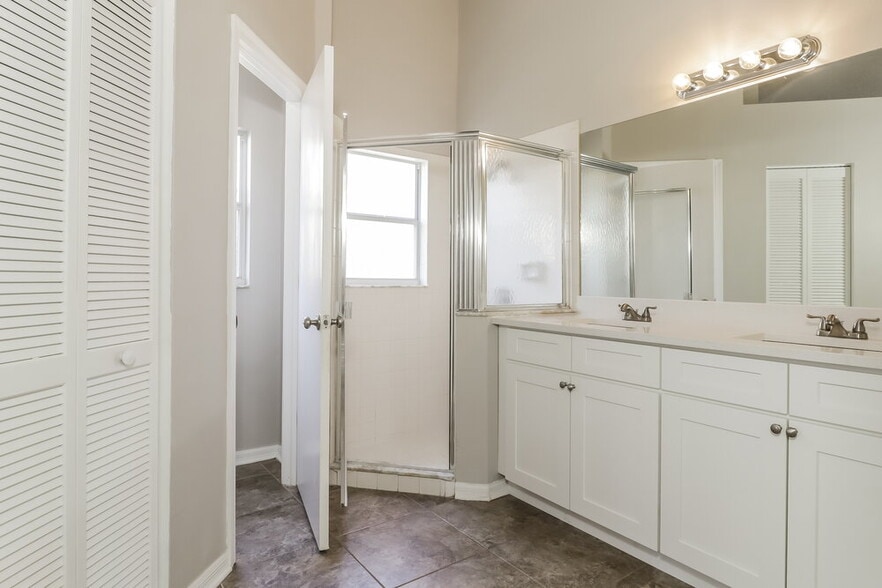 Building Photo - 10244 Rainbow Oaks Dr