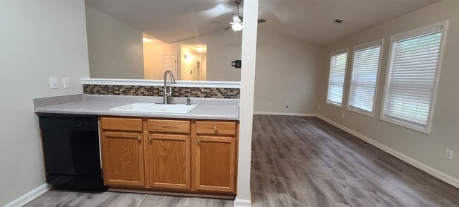 Building Photo - Available now 3 bed/2bath ranch Fenced in ...
