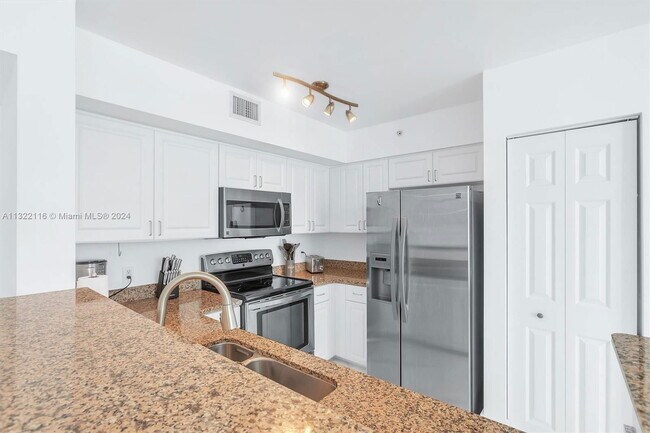 Building Photo - 1155 Brickell Bay Dr