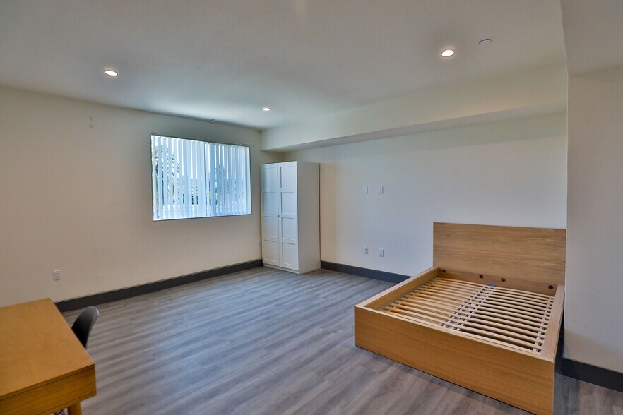 Building Photo - 1155 W 36th Pl