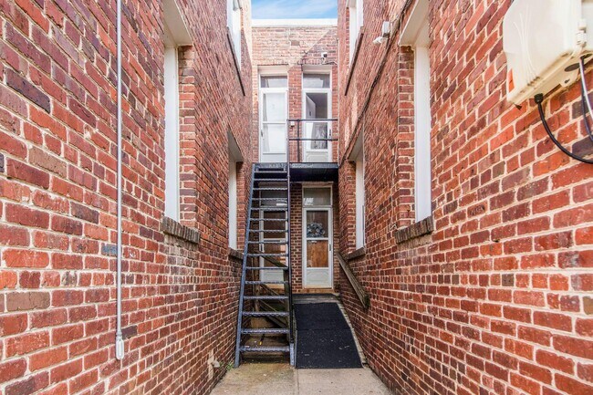 Building Photo - 2921 Pennsylvania Ave. SE