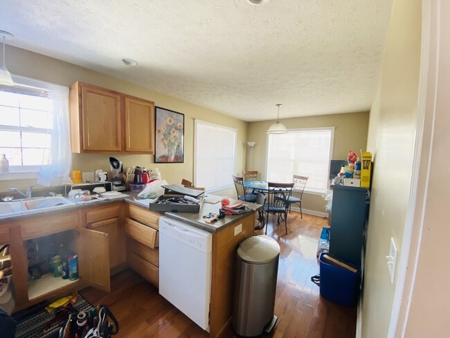 Building Photo - 521 E 1st St