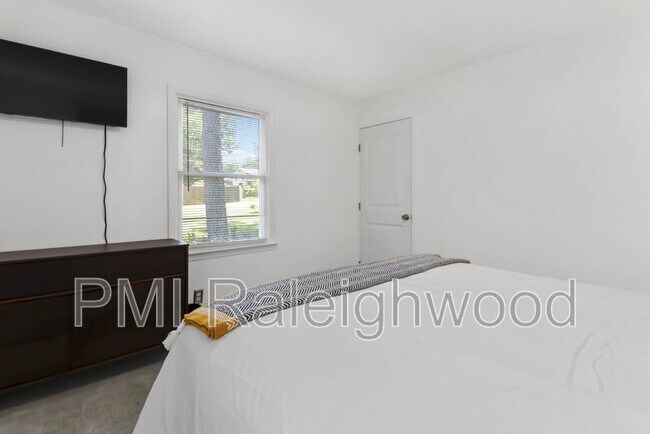 Building Photo - 5017 Gatewood Dr