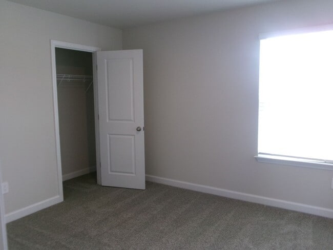 Building Photo - New pond view 5 bedroom, 3 bath home in Cl...