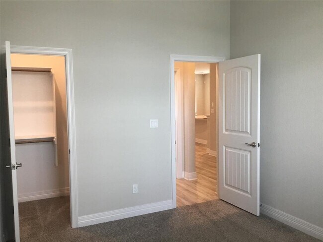 Building Photo - 421 Fair Oaks Dr