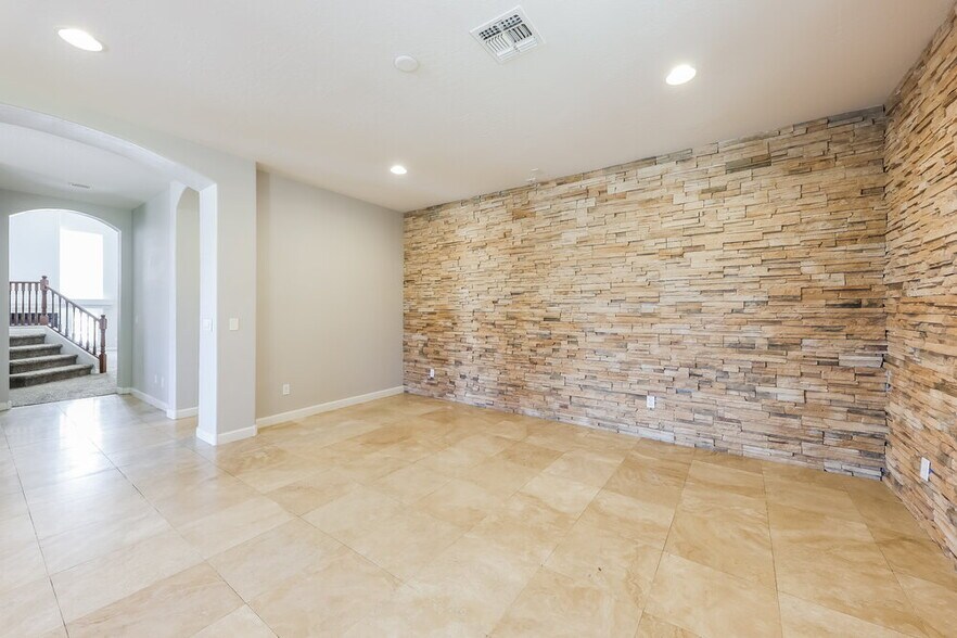 Building Photo - 2120 W Eagle Feather Rd