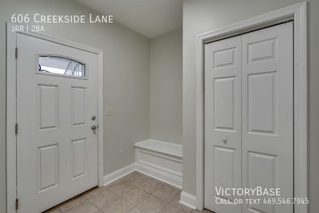Building Photo - 606 Creekside Ln