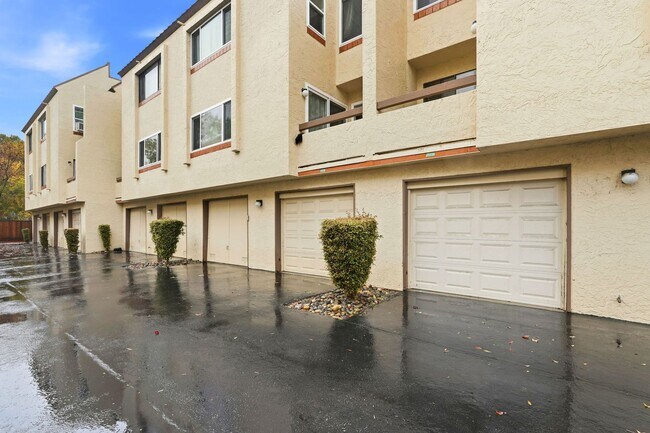 Building Photo - 1688 Branham Park Pl