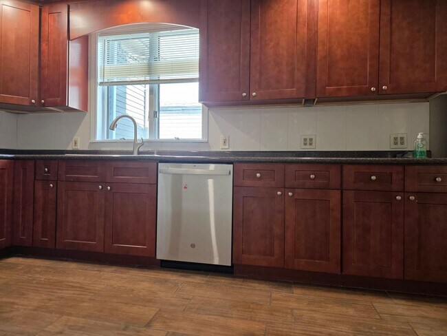 Building Photo - No Brokers Fee, In-Unit Laundry, Eat-in Kitchen, Large bedrooms, 3 Full Bathrooms