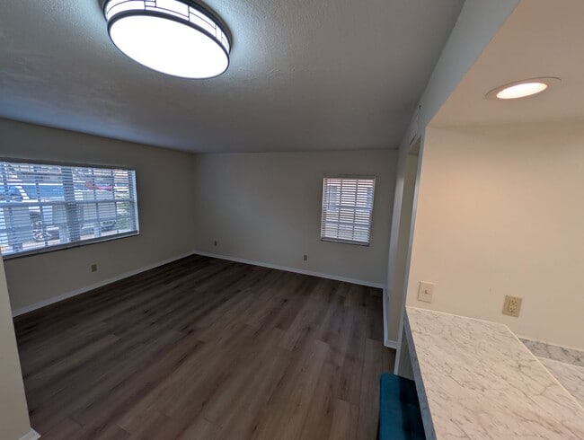 Building Photo - Ground Floor UPDATED 1/1 Washer Dryer Hookups