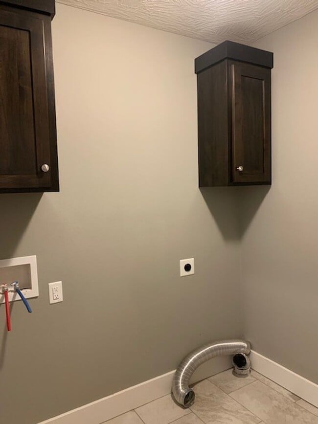 Building Photo - Beautiful Open Layout 3 Bedroom 2 Bath 3 Car Garage NIXA